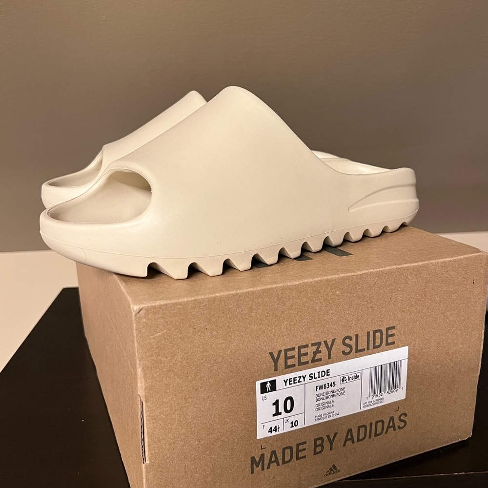 Yeezy Slide “Bone”